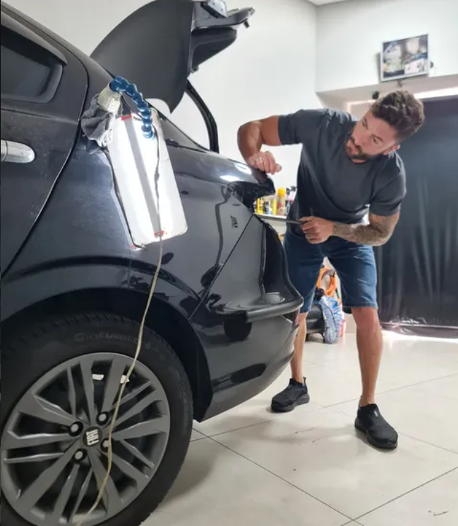 Felippe realizando martelinho de ouro em um veículo